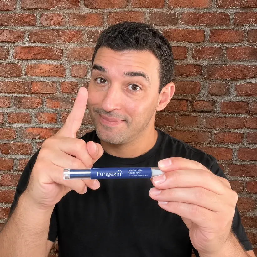 Client presentant le stylo Fungexin