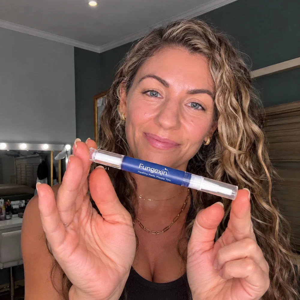 Cliente presentant le stylo Fungexin